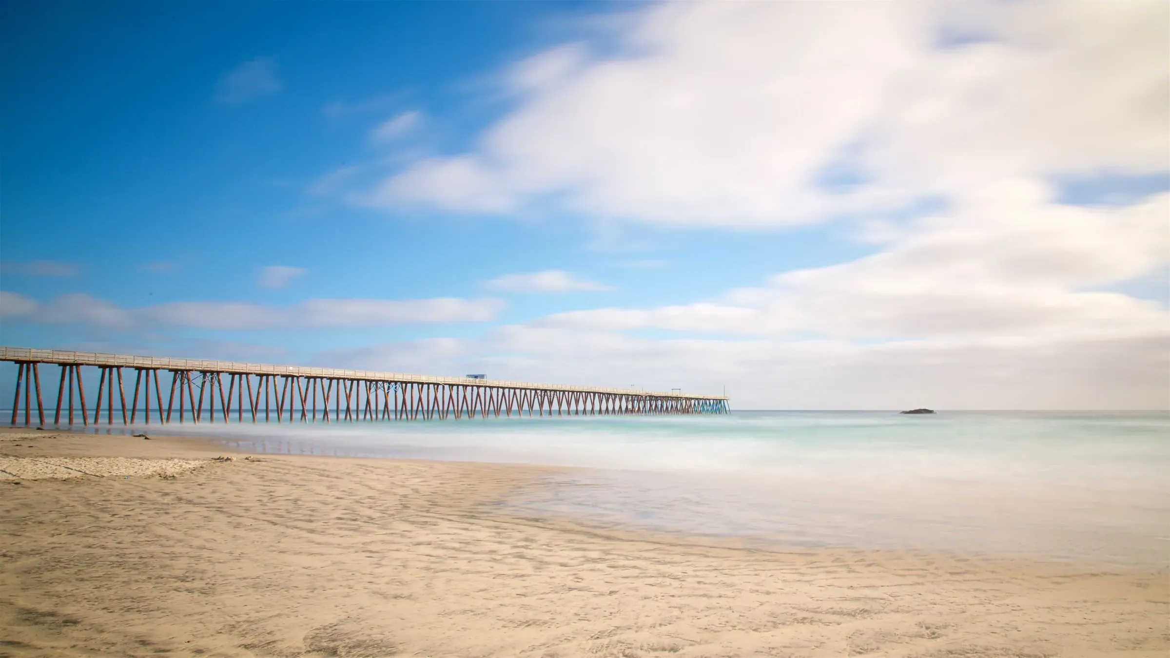 Muelle de Rosarito sobre la costa del Pacífico